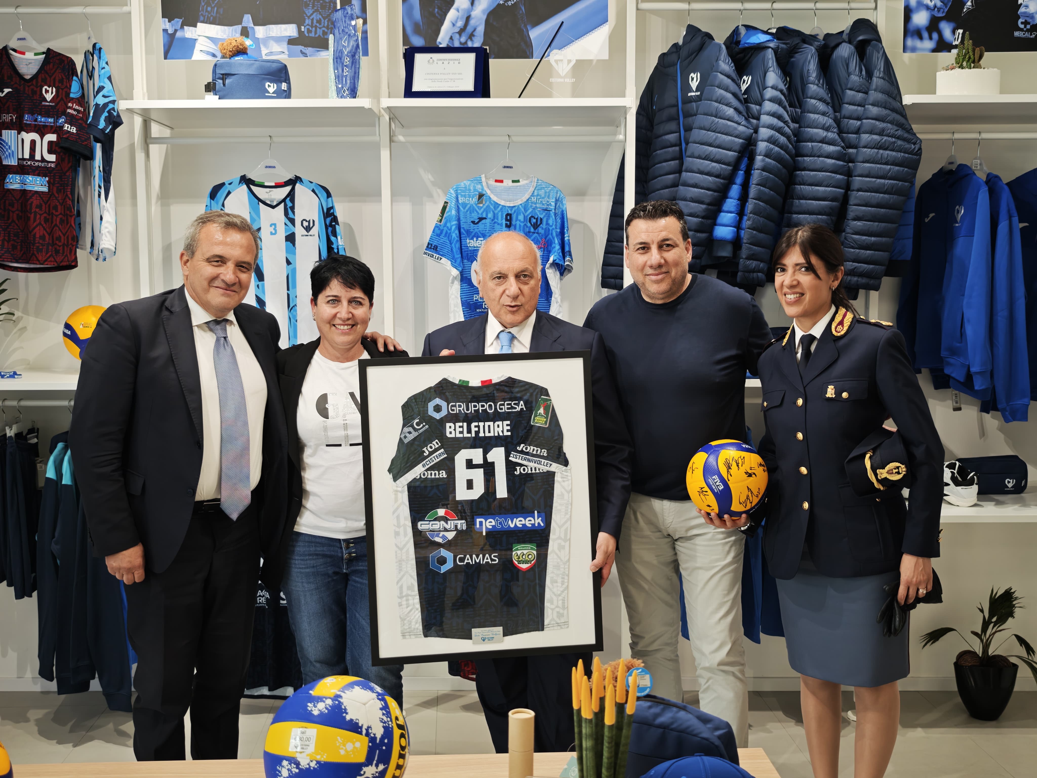 Dirigenza Cisterna Volley con Carmine Belfiore, in foto l'amministratore unico Cristina Cruciani, il ds Candido Grande e il questore di Latina Fausto Vinci