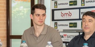 Yuasa present to Universiades