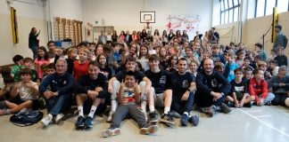 Delegazione biancorossa alla scuola primaria Pezzani di Piacenza.