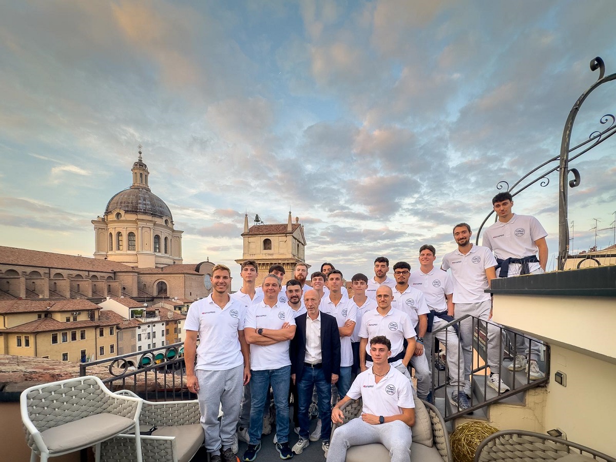 Squadra e staff con vista sul cuore del centro storico di Mantova