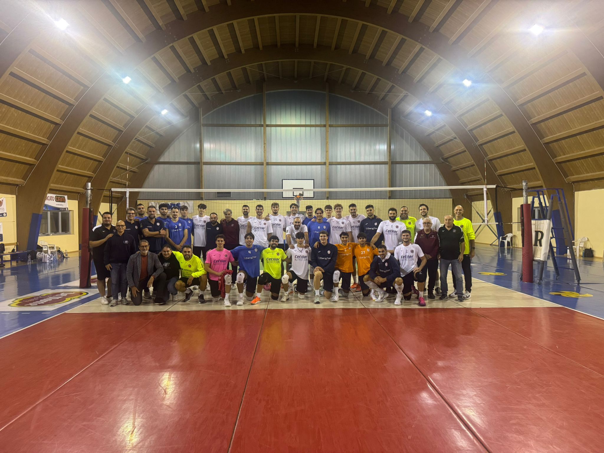 Le due squadre in posa a fine gara