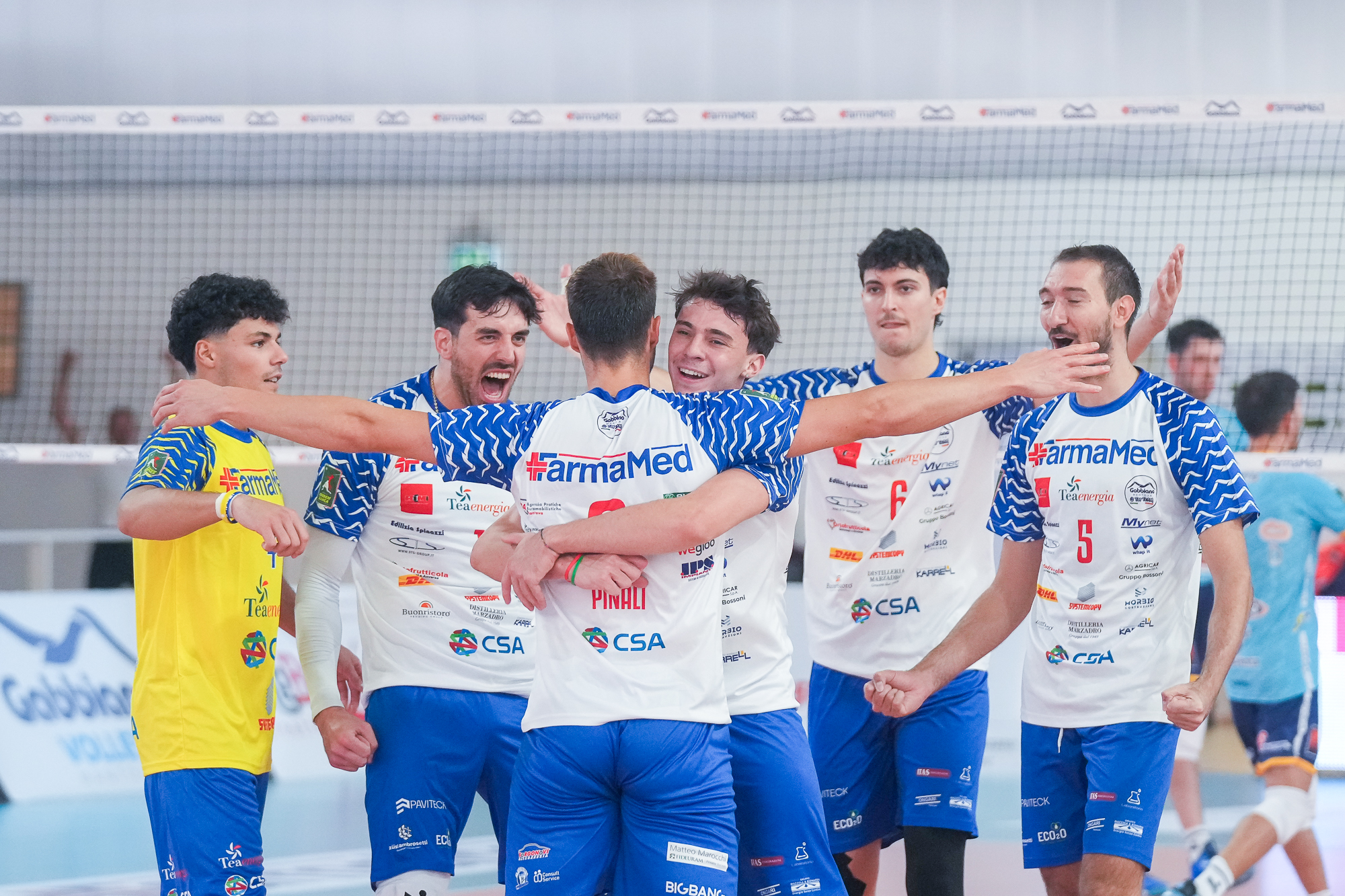 Roberto Pinali festeggiato dai compagni nel match contro Mirandola (foto Mirko Di Gangi)