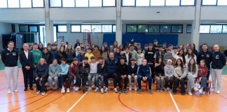 Dragan Travica tra gli studenti della Scuola Media Carducci e Dante.