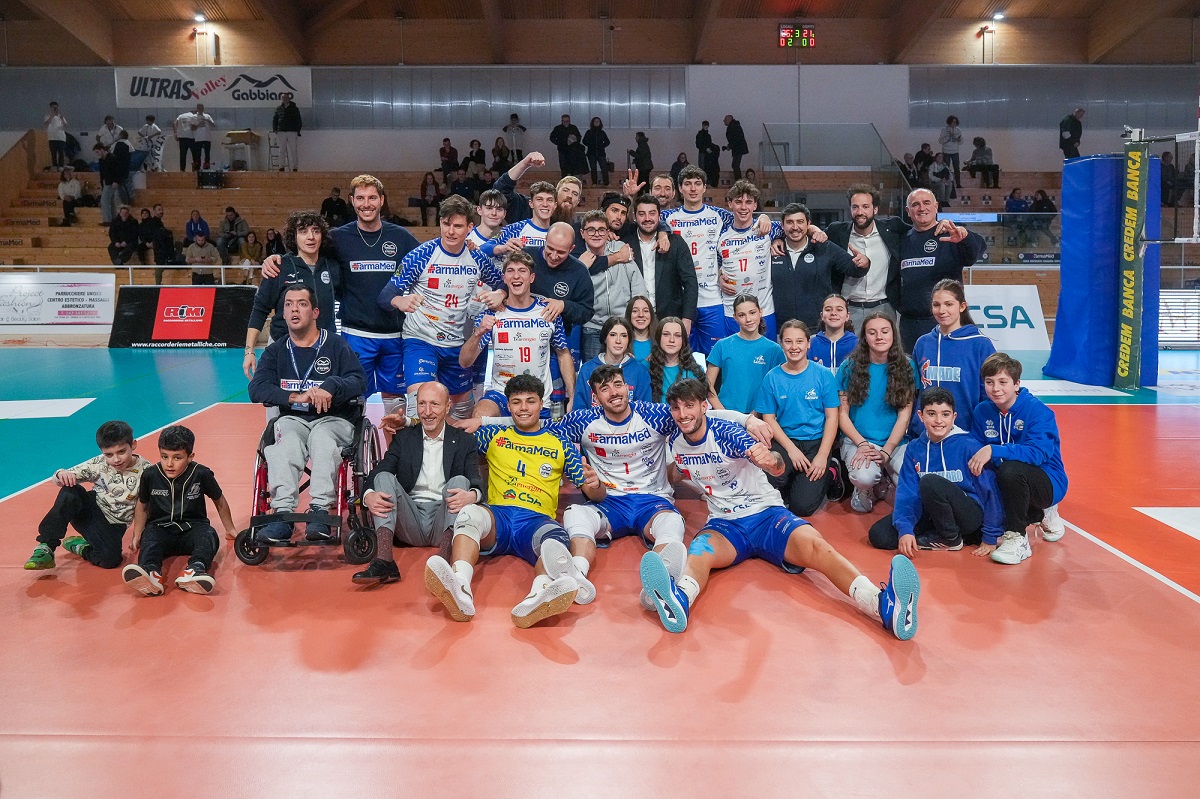 La classica foto di gruppo post vittoria per la Gabbiano (foto Di Gangi)