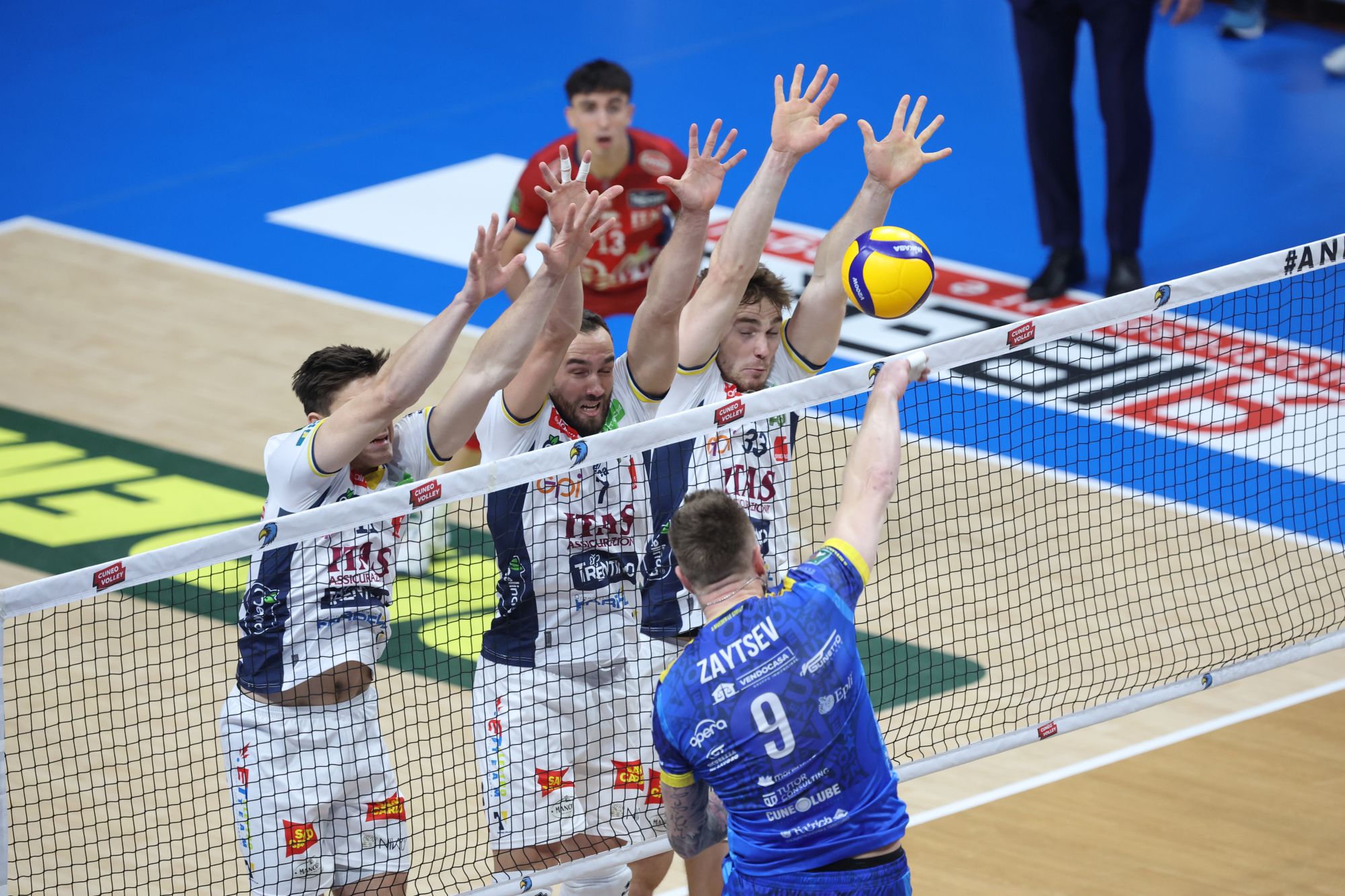 Muro a tre su Zaytsev nella sfida di andata